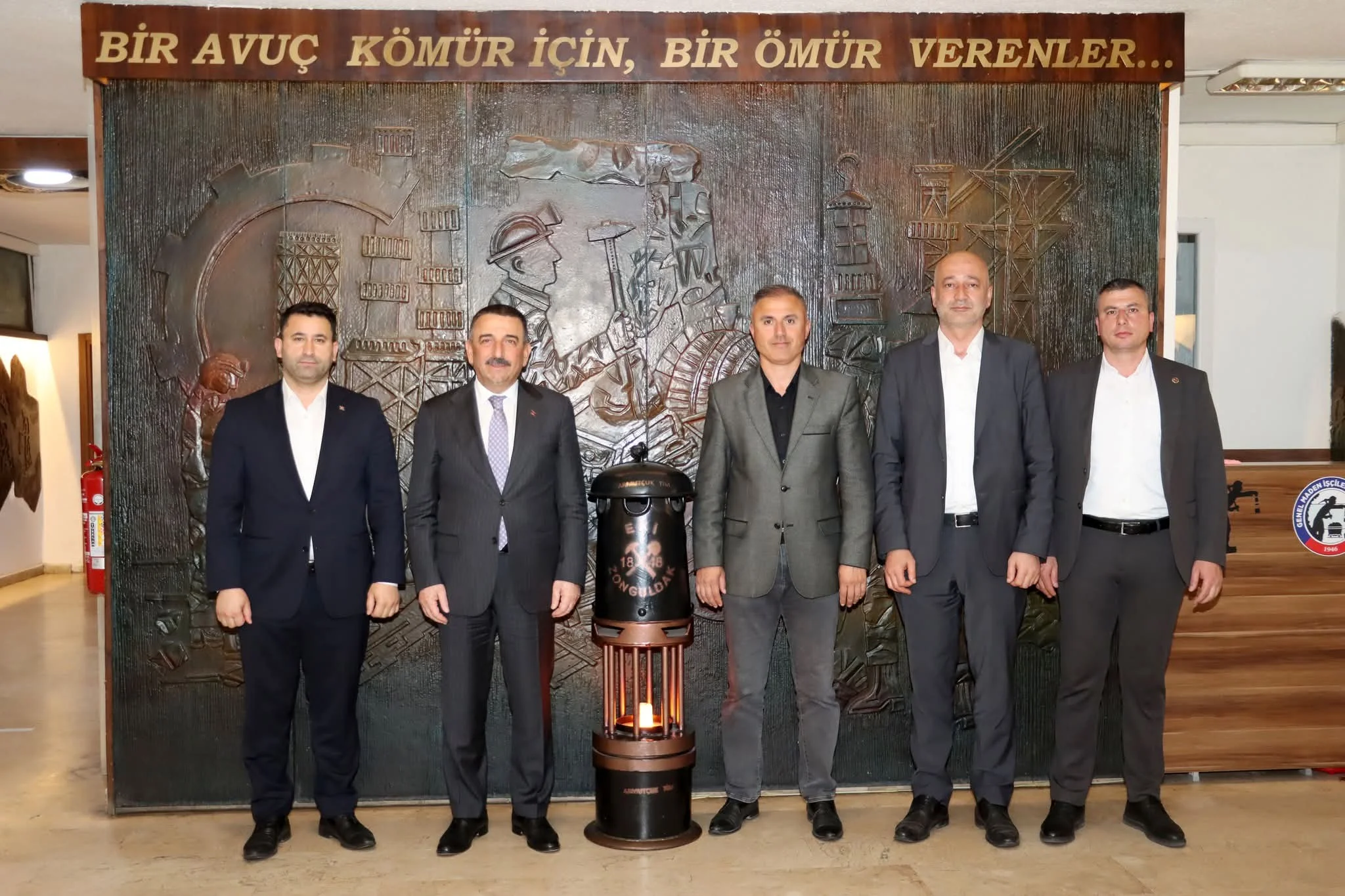 VALİ HACIBEKTAŞOĞLU EMEKÇİLERİ KUTLADI