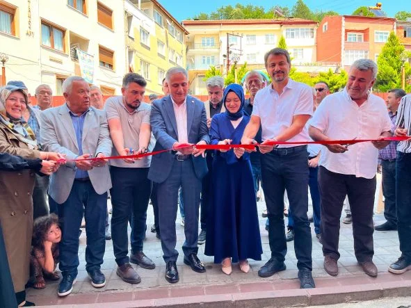 ECZANE AÇILIŞI SİYASETE İLAÇ GİBİ GELDİ!